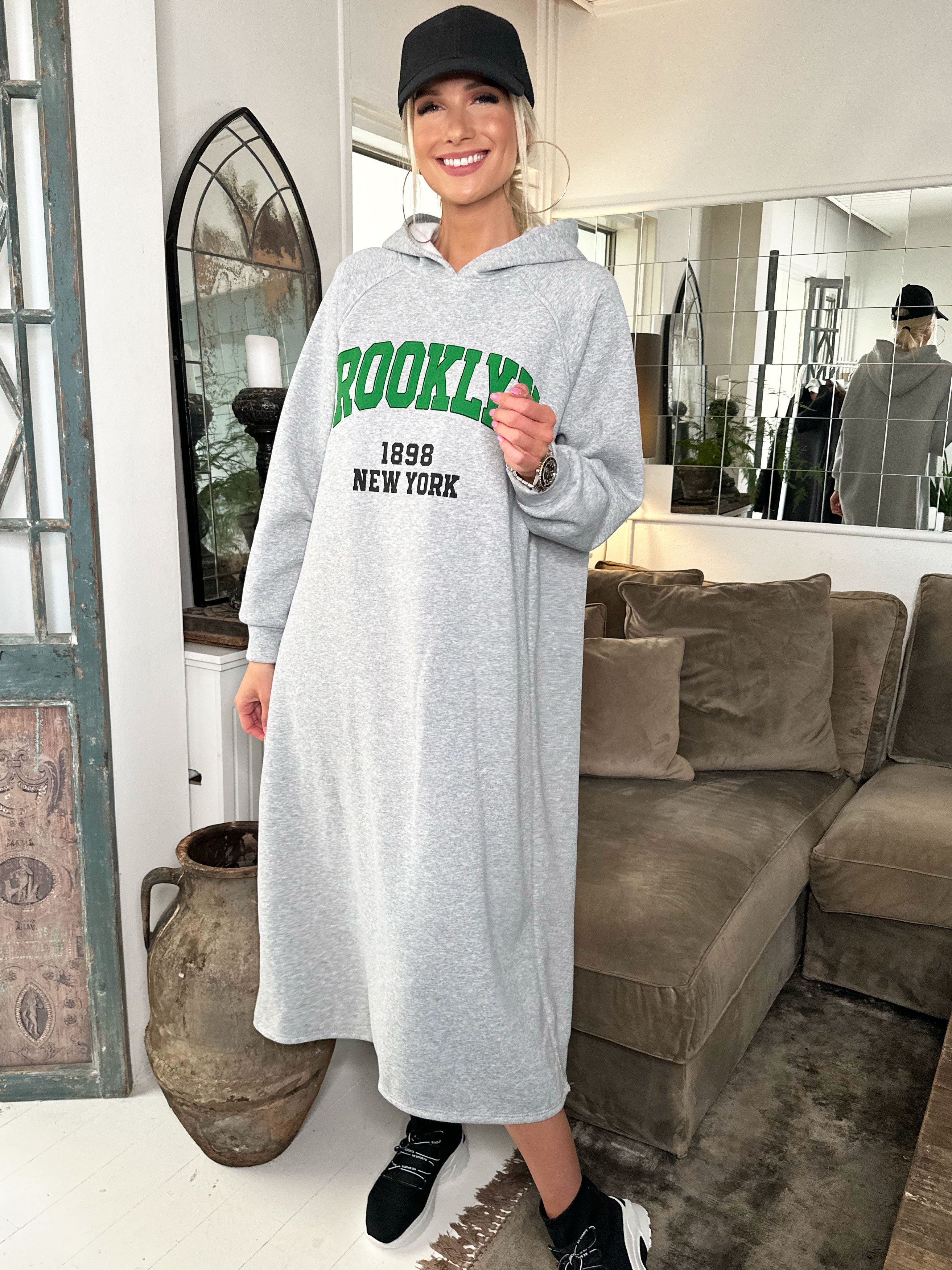 Angela - Lang hoodiekjole i bomuld med skrift på brystet